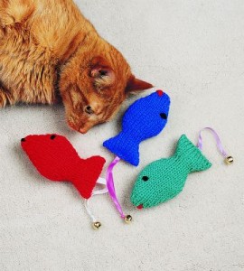 knit fish cat toy