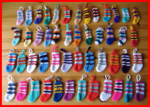 Free knit pattern for tiny Christmas stockings